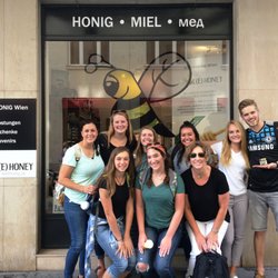 Reisegruppe aus den USA mit ihrem Tourguide. Österreichischer Honig als Souvenir ist bei jungen Menschen sehr beliebt.