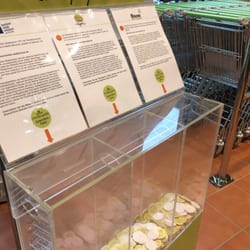 Alnatura - Spendenboxen - pro Einkauf spendet Alnatura einen Euro - wofür, das entscheidet der Kunde.