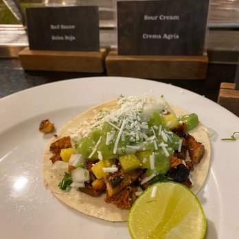 Panama Jacks - Tacos at the international buffet - Resorts Near Me - Cancún, ROO