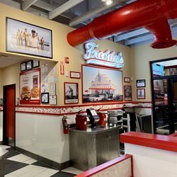Freddy's Frozen Custard & Steakburgers - Interrior