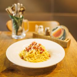 Potrefená Husa Na Verandách - Naše speciality: ŠPAGETY CARBONARA s do křupava vypečenou slaninou Guanciale, sýrem parmazánového typu, vaječným žloutkem a drceným pepřem