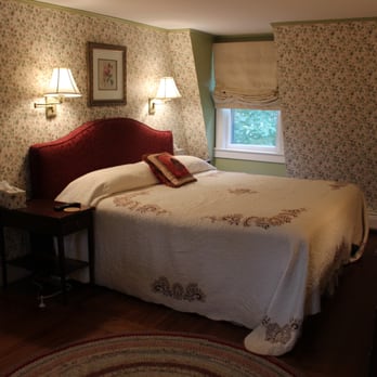 The House on Main Street - The Rose Room has a king bed and a day bed. - Bed & Breakfast Near Me - Williamstown, Massachusetts The House on Main Street - The Rose Room has a king bed and a day bed. - Bed & Breakfast Near Me - Williamstown, Massachusetts