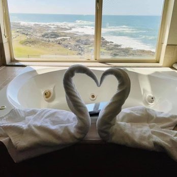 The Adobe Resort - Jacuzzi suite 3rd floor ocean view - Hotels Near Me - Yachats, Oregon