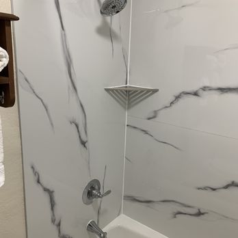 Quality Inn - Stylish bath tub but unfortunately no handle on wall to assist in exiting the tub:-( - Hotels Near Me - Cameron, Texas