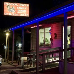 pistol pat's - They even have porch seating