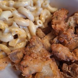 Mac n cheese and oyster mushrooms! Mac n cheese and oyster mushrooms!