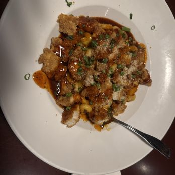 Fox & Hound - Schaumburg, IL - Spicy Nashville Hot Chicken Mac & Cheese, delicious - American Near Me - Schaumburg, Illinois