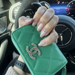 Love these beautiful holiday nails!