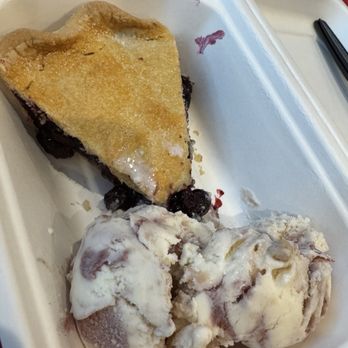 Bumbleberry Bakery - Bumbleberry pie with a scoop of ice cream - Ice Cream & Frozen Yogurt Near Me - Springdale, Utah