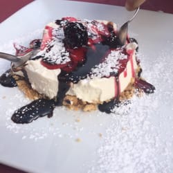 Korgui - Crema de queso de oveja y galleta crujiente con frutas de bosque.