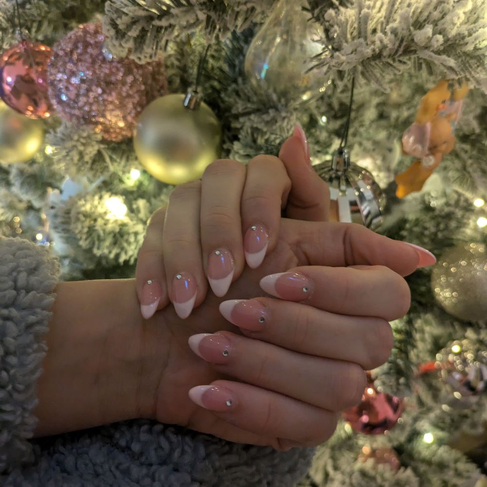 A beautiful full acrylic almond shaped set with French tip. A beautiful full acrylic almond shaped set with French tip.