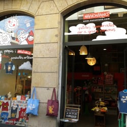 Nanoniano - La entrada a la tienda, justo enfrente de la parte de atrás del mercado de Santa Caterina.