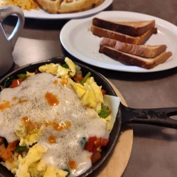 9th Street Diner - Veggie Skillet and Toast - Breakfast & Brunch Near Me - Hays, Kansas