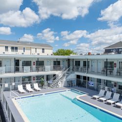 The Beach House - Hotel Exterior and Pool