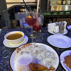 Casa Colombia - Chicken with mushroom and wine sauce
