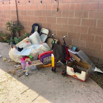 Güeros Trash Pick Up - BEFORE: Backyard trash. - Junk Removal & Hauling Near Me - Fullerton, California Güeros Trash Pick Up - BEFORE: Backyard trash. - Junk Removal & Hauling Near Me - Fullerton, California