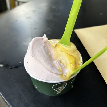 7Gradi - Strawberry yogurt and passionfruit gelato - Gelato Near Me - Honolulu, Hawaii