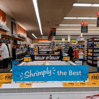 Safeway - the inside of a grocery store - Grocery Near Me - Clackamas, Oregon