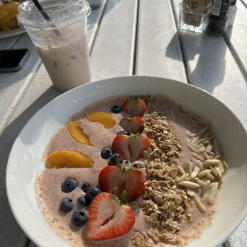 Round Island Kitchen - Summer smoothie bowl - Breakfast & Brunch Near Me - Mackinac Island, Michigan Round Island Kitchen - Summer smoothie bowl - Breakfast & Brunch Near Me - Mackinac Island, Michigan