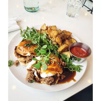 HeadQuarters - a plate of food on a table - Cafes Near Me - Ottawa, Ontario