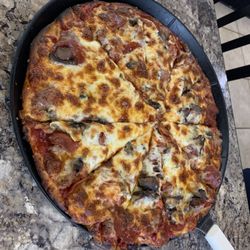 Angelo's Pizzeria - Pepperoni, sausage mushroom on thin pizza. Really good pizza. I like that they cheese and sauce it up to the edge of the dough