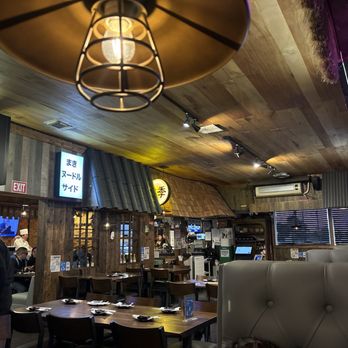 Tokyo Garden - Dining room. Not too busy on a Monday afternoon. - Sushi Bars Near Me - Downey, California