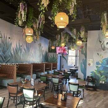 Mexico Lindo De Pere - This is the main dining area, lots of spacious seating, service was quick and polite - Mexican Near Me - De Pere, Wisconsin