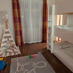 Glockenhof - Two adjoining rooms made for three kids.