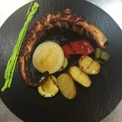 Las Trebedes - Pata de pulpo asada