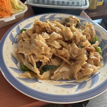 Kamrai - Drunken noodles with tofu - Sushi Bars Near Me - Lemont, Pennsylvania