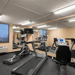 Days Hotel by Wyndham University Ave SE - Health club fitness center gym