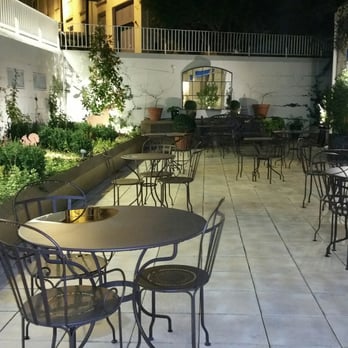 Hotel le Versailles - Patio area - Hotels Near Me - Versailles, 78