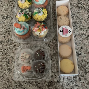 Sugar Mommy's - Cupcakes, cake balls and macaroons!!!  They are all AMAZING!!!! - Desserts Near Me - Georgetown, Texas