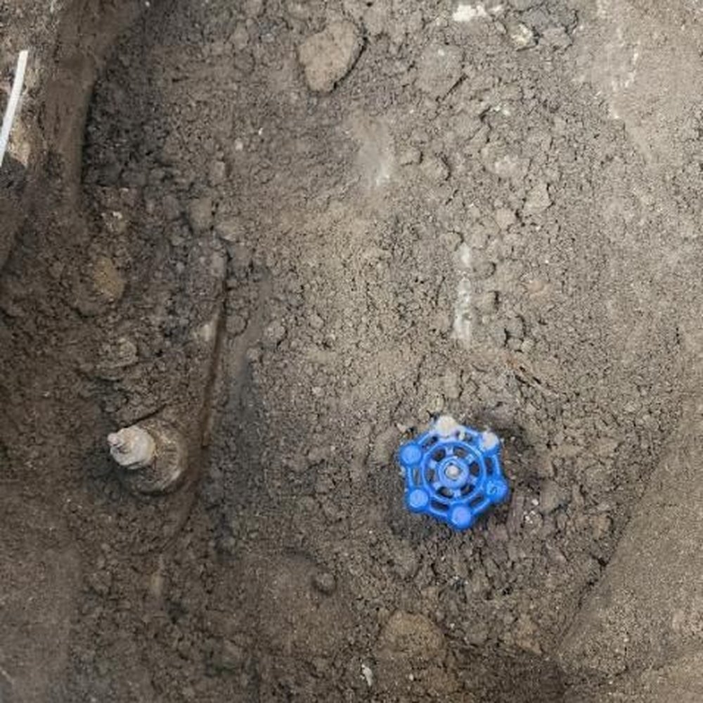 No shut off valves, dirt hole No shut off valves, dirt hole