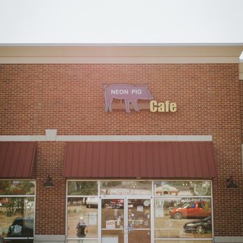 Neon Pig - Front of building (facing gloster) - Butcher Near Me - Tupelo, Mississippi Neon Pig - Front of building (facing gloster) - Butcher Near Me - Tupelo, Mississippi