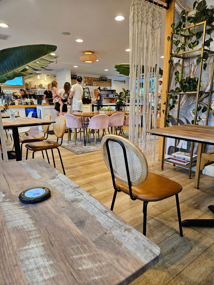 Issa Vibe Cafe Logo