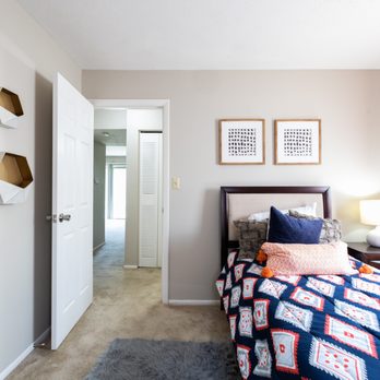 Williamsburg on the Lake Apartments in Mishawaka - 2 Bedroom Floorplan at Williamsburg on Lake Mishawaka - Apartments Near Me - Mishawaka, Indiana Williamsburg on the Lake Apartments in Mishawaka - 2 Bedroom Floorplan at Williamsburg on Lake Mishawaka - Apartments Near Me - Mishawaka, Indiana