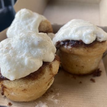 Cinnaholic - Minis with vanilla icing - Bakeries Near Me - Boca Raton, Florida