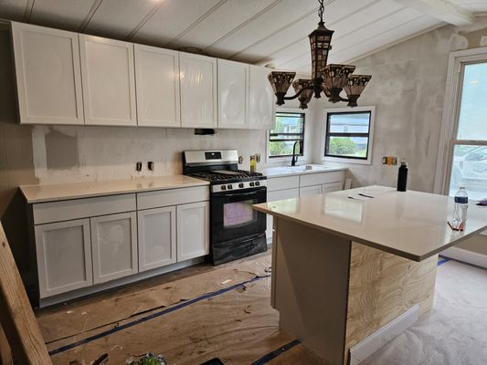 Bolivar's Remodeling Logo