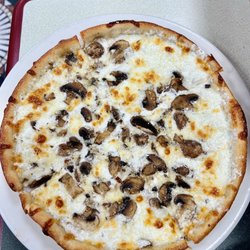 Mind blowing personal white pie w/ Mushrooms