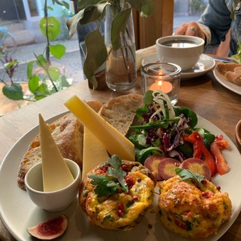 Fama Café & Bücher - Frühstück: Rührei, Ciabatta, Bergkäse, Butter - Cafes Near Me - Weimar, TH Fama Café & Bücher - Frühstück: Rührei, Ciabatta, Bergkäse, Butter - Cafes Near Me - Weimar, TH