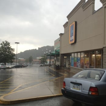 ALDI - Entrance...it's pouring Down raining - Grocery Near Me - Penn Hills, Pennsylvania