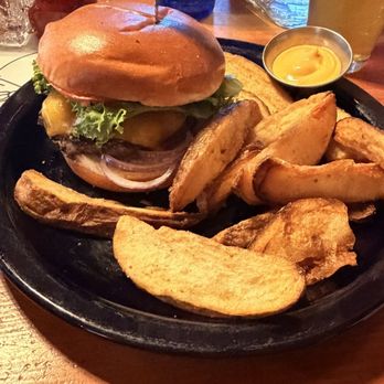 The Commonwealth - 906 burger - Burgers Near Me - Snoqualmie Pass, Washington The Commonwealth - 906 burger - Burgers Near Me - Snoqualmie Pass, Washington