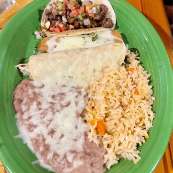 Mariscos Altamar - Combo Taco,Enchilada and a Rellano - A green plate holds Mexican dishes including rice, refried beans with cheese, cheese-covered enchiladas, a taco with beef and pico de gallo, and a taco with melted cheese. - Mexican Near Me - Albuquerque, New Mexico