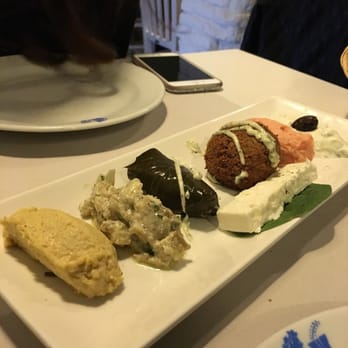 Dionisos - Pikília (surtido de humus, tsasikis, falafel y demás manjares) - Greek Near Me - Madrid, M