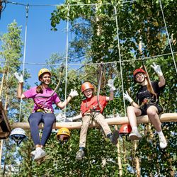 CLIMB UP! - Kletterwald Strausberg - Gemeinsam auf der Balkenschaukel: Im CLIMB UP! - Kletterwald Strausberg klettern Familien von 7 bis 77 Jahren durch 140 Kletterübungen.