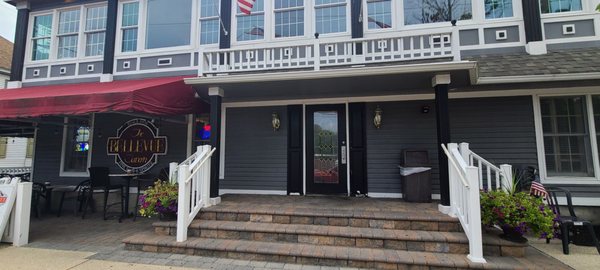 Bellevue Tavern by null