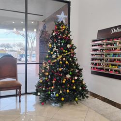 Galaxy Nail Bar - Nice size Christmas Tree with a star so perfect.