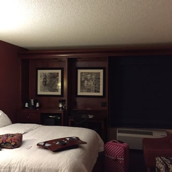 Hampton Inn Kansas City-Lee's Summit - View of the desk, microwave, fridge and bed, from the tiled "hall". - Hotels Near Me - Lee's Summit, Missouri