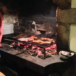 Restaurant La Calypso - Tous les poissons sont cuits dans cette cheminée. Bar, daurade, turbot, homard, St. Pierre, barbue, rougets...